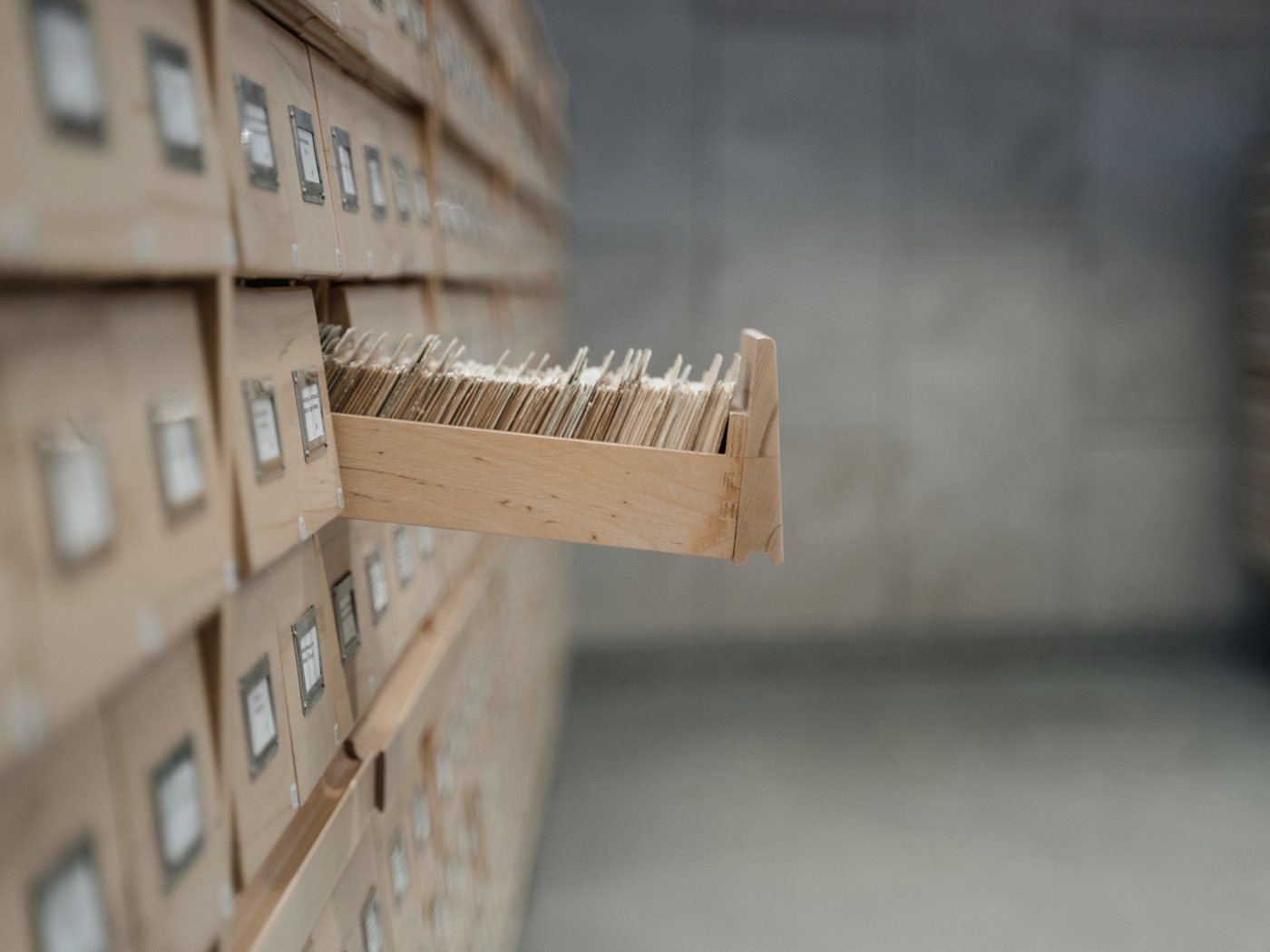 Karteikästen eines Archivs